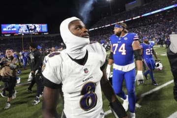 NFLはビルズ戦で観客を押し返したレイブンズQBジャクソンに処分を科さないと発表