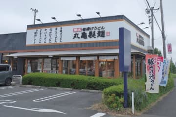 【食レポ】丸亀製麺で1,033kcalの「旨辛 豚つけ汁うどん(温玉付)2玉」を食す! ハイクオリティなうどん、豚しゃぶ、小松菜ナムルなどの絶品な具がラー油と温玉入りの甘辛なつけ汁と相性抜群で残暑が吹き飛ぶ美味しさに感動！
