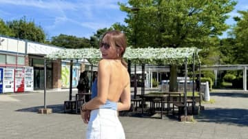 「上の服着てる？笑」「裸に見えた」金田久美子、限界突破の背中見せノースリーブにファン熱狂