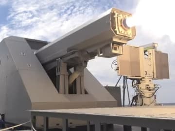 防衛装備庁、レールガン（電磁砲）の洋上射撃に成功　火砲と比べた利点と課題は？