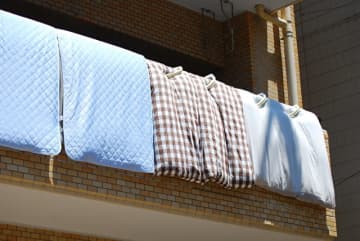 夏場に洗濯した布団、どれくらいの時間外に干しておくべき？種類ごとの目安や正しい干し方とは