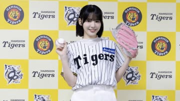FRUITS ZIPPER・鎮西寿々歌、メンバーカラー封印＆ミニスカの阪神ユニ姿で始球式「美脚すぎ」「スタイル抜群！」