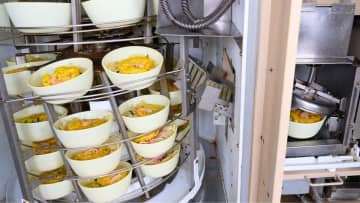 海外でも大人気の「レトロ自販機」、仕組みはどうなっている？　裏側に密着した動画に世界中から称賛の声
