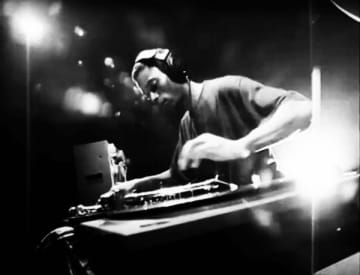 ジェフ・ミルズ『Live at Liquid Room』30周年記念ツアー開催決定。伝説のMIX CD『Live at Liquid Room』の再発と30周年エキシビションの同時開催も