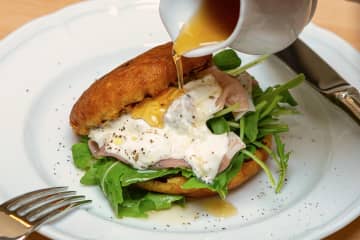 「ループス」ニュウマン高輪に、“ホテルロビー風”吹抜ラウンジでランチ・カフェ・バーを満喫