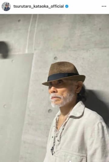 片岡鶴太郎70歳、「デニムオンデニム」おしゃれ上級者コーデでイケおじ爆発　ポケットに手を入れ、クールに
