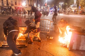 仏新政権揺るがす「全封鎖」デモ：財政再建か、社会の安定か