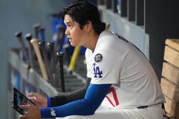 ドジャース本拠で「誰かと思ったら…」　一般客に紛れた“超大物”に驚き　選手ハイタッチ