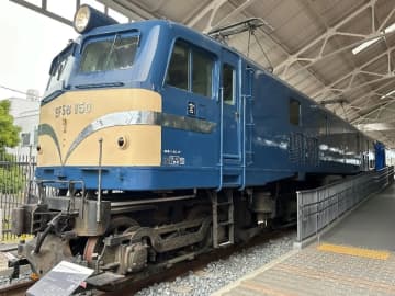 寝台特急「あかつき」誕生60年記念／京都鉄道博物館のEF58-150にヘッドマークを掲示