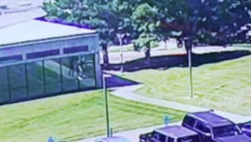 米保守活動家射殺、新たな映像公開　屋根から森林地帯へ走る容疑者
