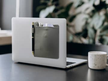 ノートPCにピタッ！スマートに小物を持ち運べる“ピタッと貼るポケット”新登場