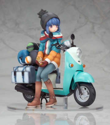 『ゆるキャン△』より愛用のスクーターに腰かける「志摩 リン」のフィギュアが2026年4月再販決定！