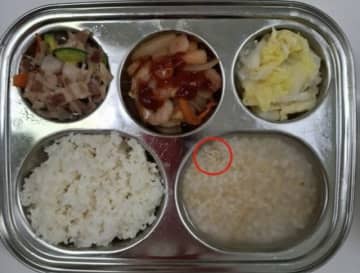 保育園が公開した給食の写真に「幼虫」が混入＝韓国