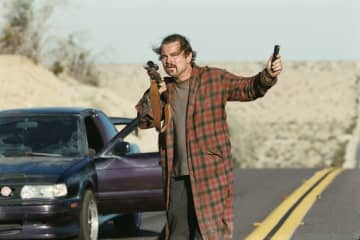 奔走するディカプリオ　”変態軍人”ショーン・ペンの姿も　「ワン・バトル・アフター・アナザー」場面写真