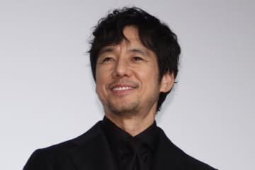 西島秀俊、撮影中も甘いもの手放せず　共演俳優が暴露「机の引き出しにも隠していた」