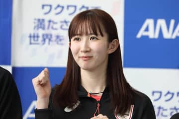 卓球・早田ひな、ほっそりデニムコーデで「激カワ」...頭にミャクミャク　麻生麗名と大阪・関西万博に降臨
