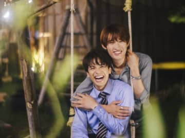 森崎ウィン＆向井康二、満面笑顔のオフショット！　『（LOVE SONG）』タイ＆台湾での劇場公開決定
