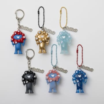 ミャクミャク立体キーホルダーに新色「黒」登場！　全6色展開に