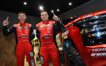 三菱自動車、「トライトン」でAXCR2025総合優勝したドライバーとコ・ドライバーが来日し優勝報告会を開催