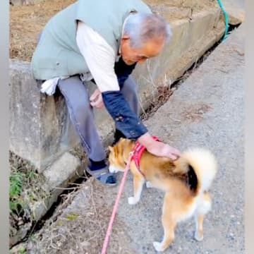 近所のおじいちゃんに可愛がってもらっていた16歳の老犬→亡くなってしまい…涙腺崩壊する『別れの光景』が267万再生「心に深く残る」と反響