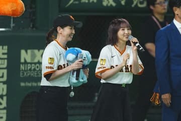 スカートふわ…“満点”投球が「可愛すぎる」　東京Dに降臨した2人の美女「野球経験者!?」