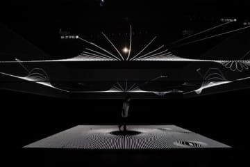 “知覚の相互作用”メディア・テクノロジーで探る大型インスタレーション、三上晴子の展覧会が東京・新宿で