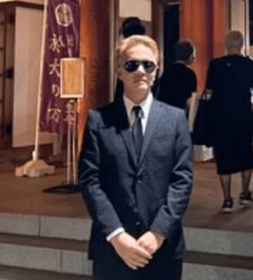 ものまねタレントRYO、お通夜での不謹慎投稿に謝罪するも、火に油を注ぐ結果に。「ポストは消すべき」と厳しい声やまず