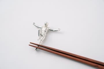 「宇宙刑事ギャバン」が箸置きに。約7cmのスズ鋳物で立体化割り箸より強い！銀河の箸置きがやって来た