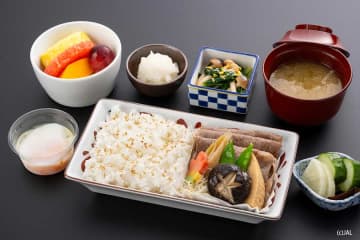 JAL、国際線「EXPRESS MEAL」刷新　すき焼割烹日山の「黒毛和牛すき焼御膳」が復活