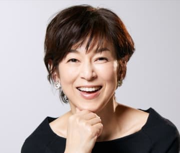 鈴木保奈美59歳、背中ざっくり衣装で魅了「スタイル抜群」「美しすぎる」「イケてる」　三児の母