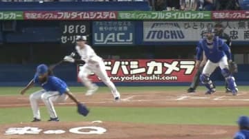 「ジャクソン魅せるねぇ」3アウト目は自らのグラブで…DeNA・ジャクソンが華麗な背面キャッチを披露