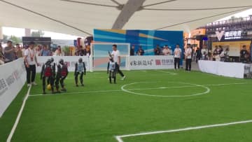 中国国際サービス貿易交易会でロボットのサッカーに注目