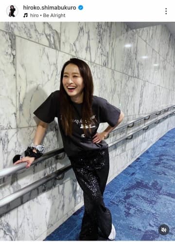 島袋寛子41歳、美ボディ全開チューブトップ×デニムで腹筋あらわ　「本当に41歳？」「どんどん綺麗に」