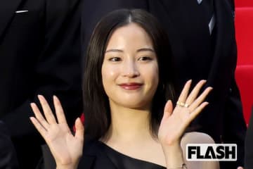 広瀬すず、大胆肩見せドレス姿“ライバル女優”が勢いなくすなか「交際＆破局」報道後も続く躍進ぶり