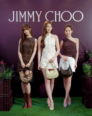 NiziU マコ＆アヤカ＆リマら「JIMMY CHOO」カフェオープン記念イベントに出席