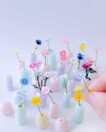 これ本当に手作り！？ミニチュア花瓶と刺繍糸でできた一輪挿し。刺繍糸で作られたお花畑に「癒されました」の声も