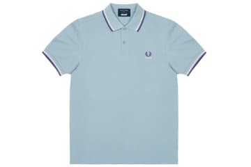 フレッドペリーとパレス スケートボードのコラボ、“ダスティブルー×パープル”のポロシャツ