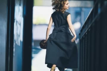 ポイントは「揺れ具合」歩き姿がさまになる「シンプルでキレイなワンピース」選び方