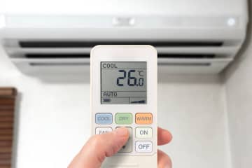 エアコンの冷房はつけっぱなしの方が電気代が安い？都度つけなおした方がいいの？