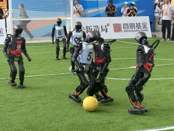 中国国際サービス貿易交易会でロボットのサッカーに注目