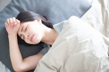 寝る時はエアコンと扇風機どっちが正解？体に優しい眠り方を紹介
