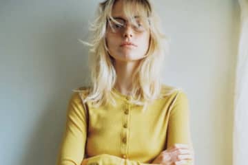 【明日なに着る？】「秋じゅう・秋を過ぎても」着続けられる細身のリブニット