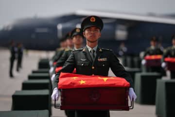 第12次引き渡しの中国人民志願軍烈士遺骨、韓国から帰還