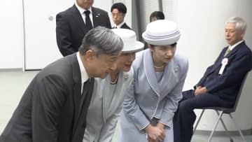 天皇ご一家、長崎で原爆犠牲者を慰霊