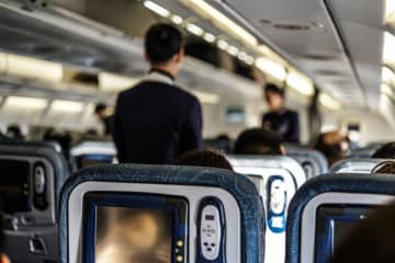 30歳男性 キャビンアテンダントに “プロポーズ” も『断られ罵声』”離陸後8分” で引き返しネットでコメント殺到「お酒を飲むと強気になっちゃう人っているよね」「初対面の女性に公開プロポーズって時点でおかしい。断られて不機嫌になって八つ当たりって、、」