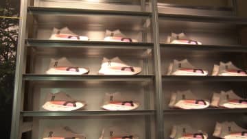 スイス発ブランド「On」旗艦店オープン　“3分でシューズ完成”ロボお披露目