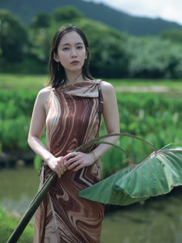 吉岡里帆、ハワイ・オアフ島の大自然の中で自分なりのウェルビーイングを考える　『FRaU11月号』表紙に