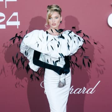 エルザ・ホスク、長年のパートナーと婚約