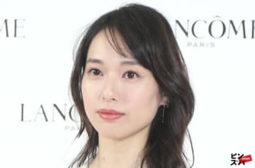 戸田恵梨香「細木数子ドラマ」美人すぎビジュが話題…視聴者の関心は「10億円超借金演歌歌手との深層」