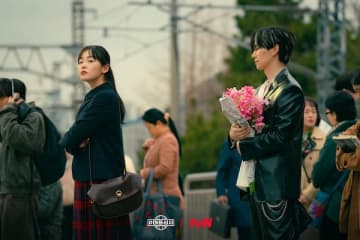 2PMジュノが立ったまま居眠り…新作ドラマの“ちょっと変わった”出会いの場面公開！